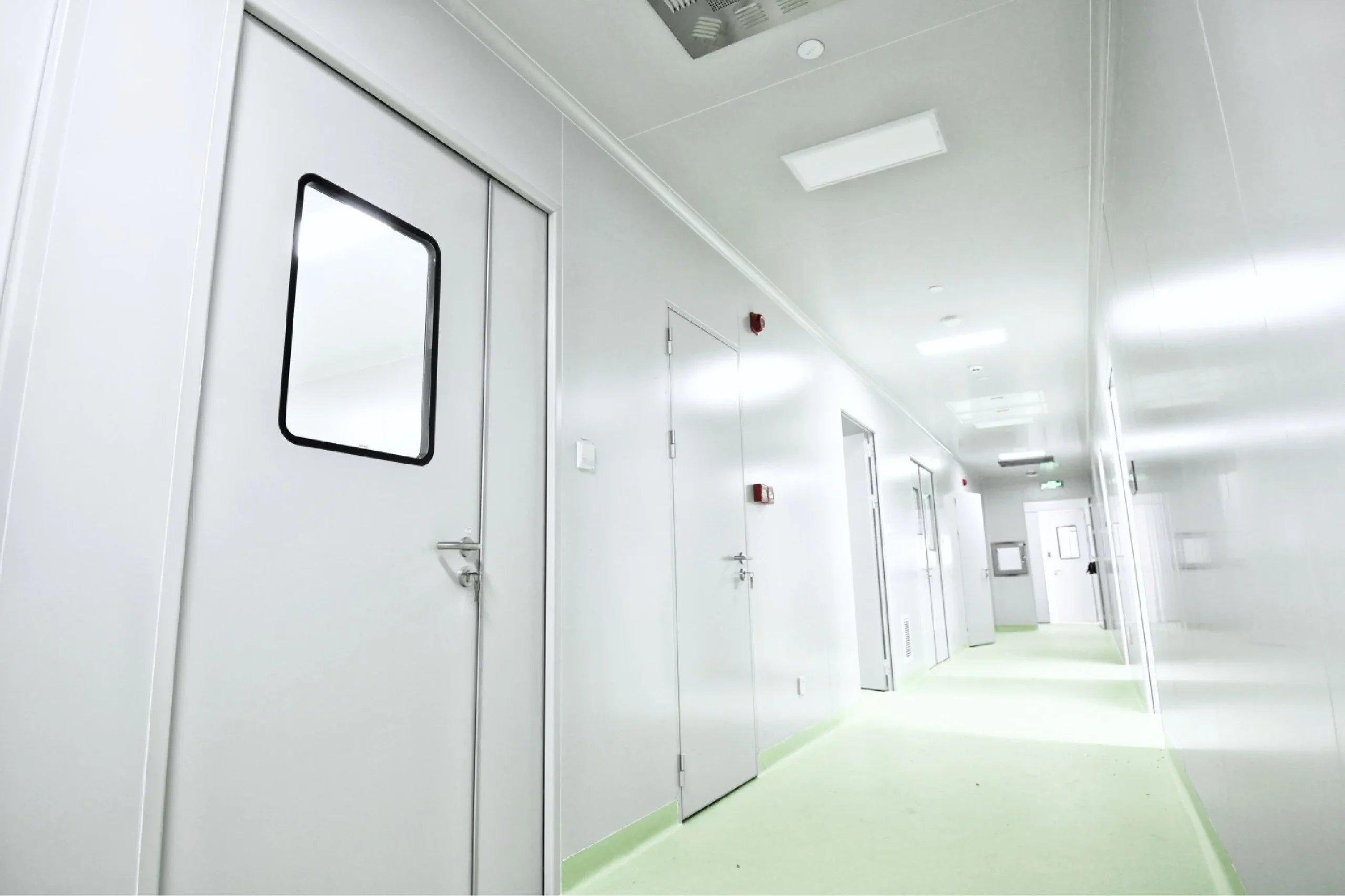 Scène d'application d'un couloir de salle blanche issue d'une page produit. Il s'agit d'une scène d'application générale, et non d'une photographie présentée comme ce chantier.